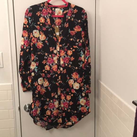 LARA Dresses & Skirts - NWT Lara Flowered Dress